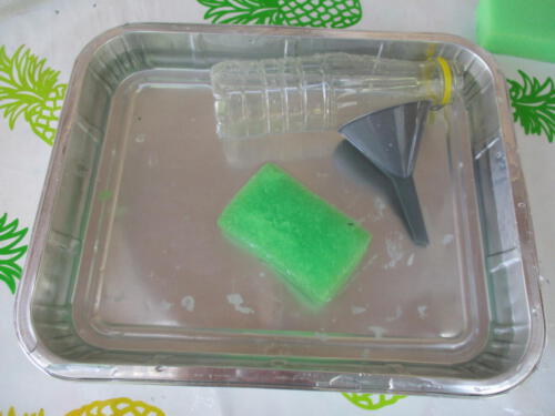 Experimente mit Wasser: Tablett mit Trichter, Schwamm und Flasche zum Schütten und befüllen