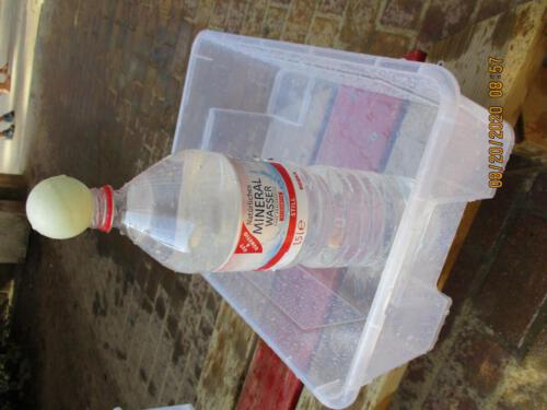 Wasserspritzpistolen Zielspritzen: Den Tennisball von der Flasche spritzen. 